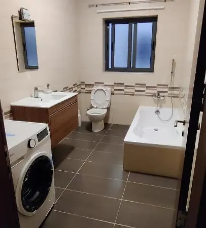 Spacious 2 Bedroom - Valley View شقة